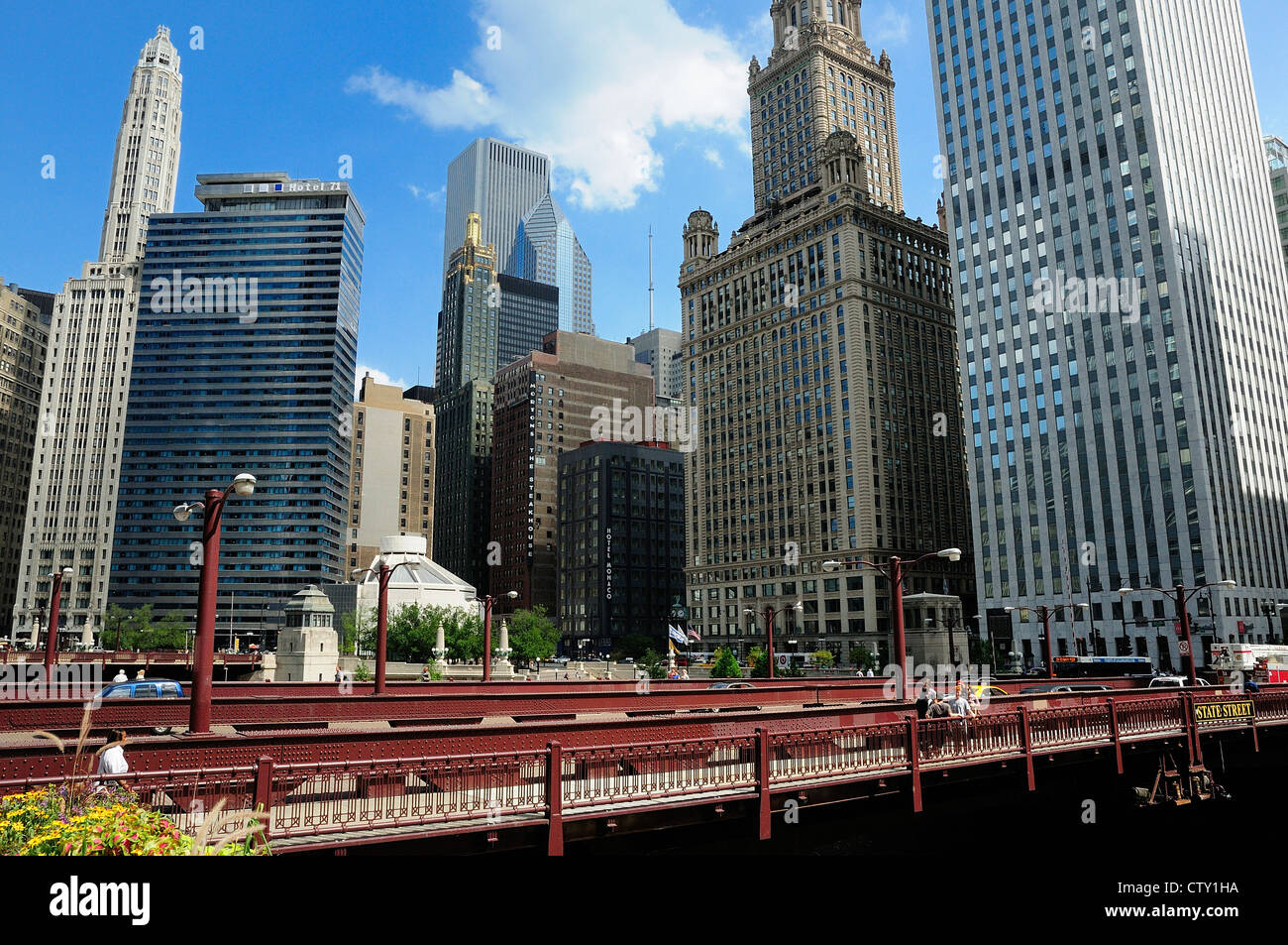 Chicago edifici lungo E Wacker luogo compreso Monaco Hotel e Morton's Steakhouse. Foto Stock