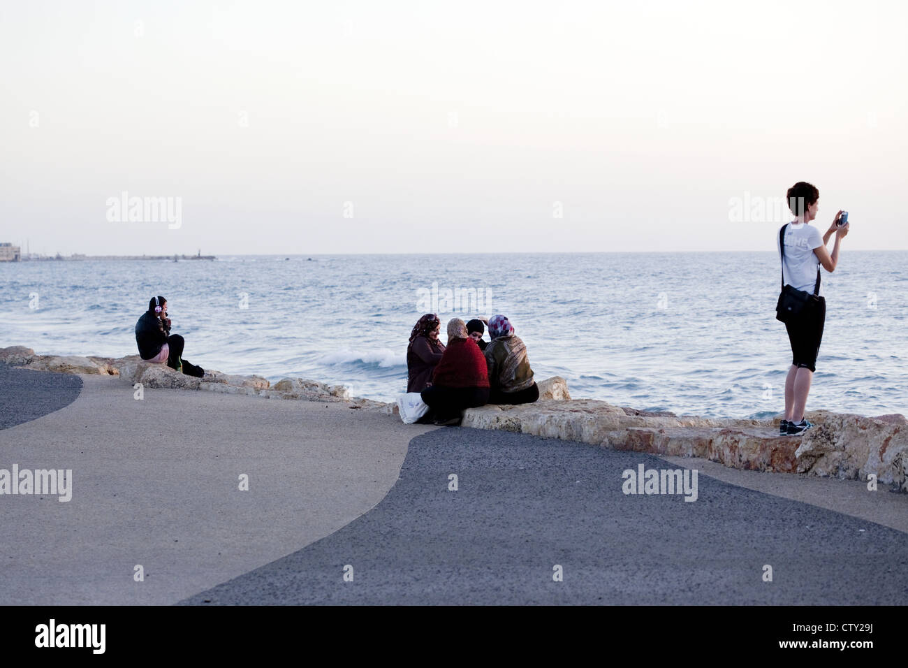 Scena di spiaggia lungo la passeggiata sul lungomare di Tel Aviv, Israele Foto Stock