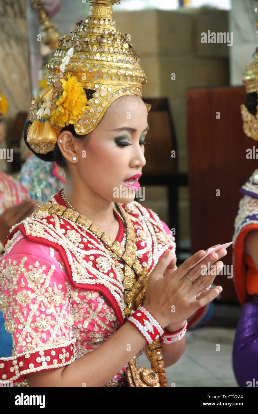 Tailandese tradizionale ballerino alla Erawan indù santuario , Bangkok Foto Stock