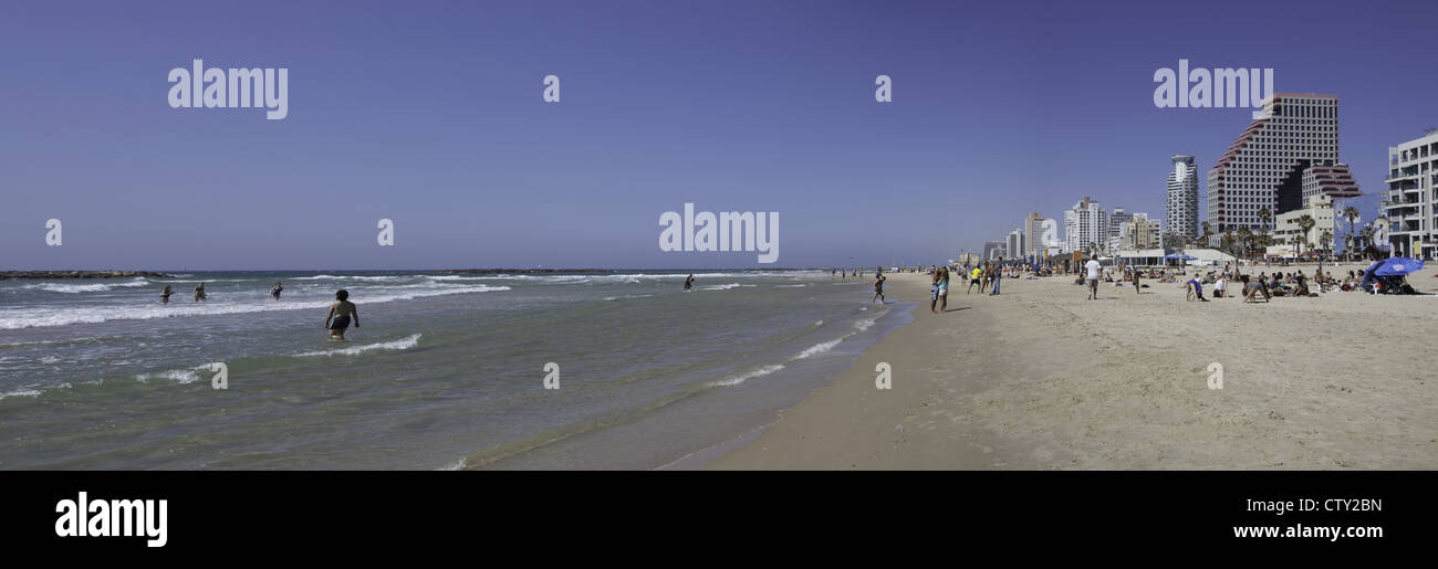 Spiaggia mediterranea in scena a Tel Aviv, Israele Foto Stock