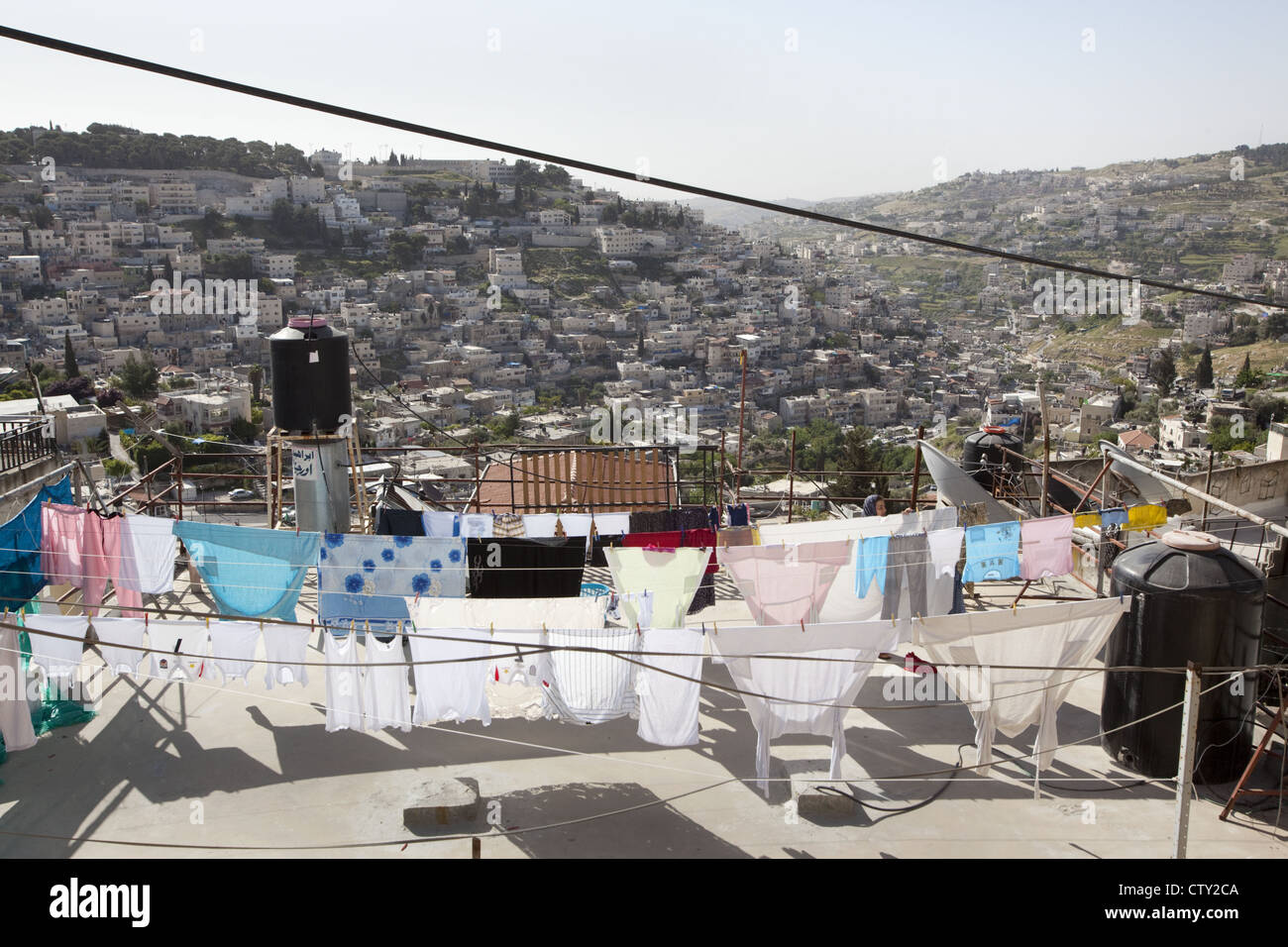 Clotheslines di lavanderia e asciugatura nero solare di acqua calda Riscaldatori su un tetto a Gerusalemme Est, Israele Foto Stock