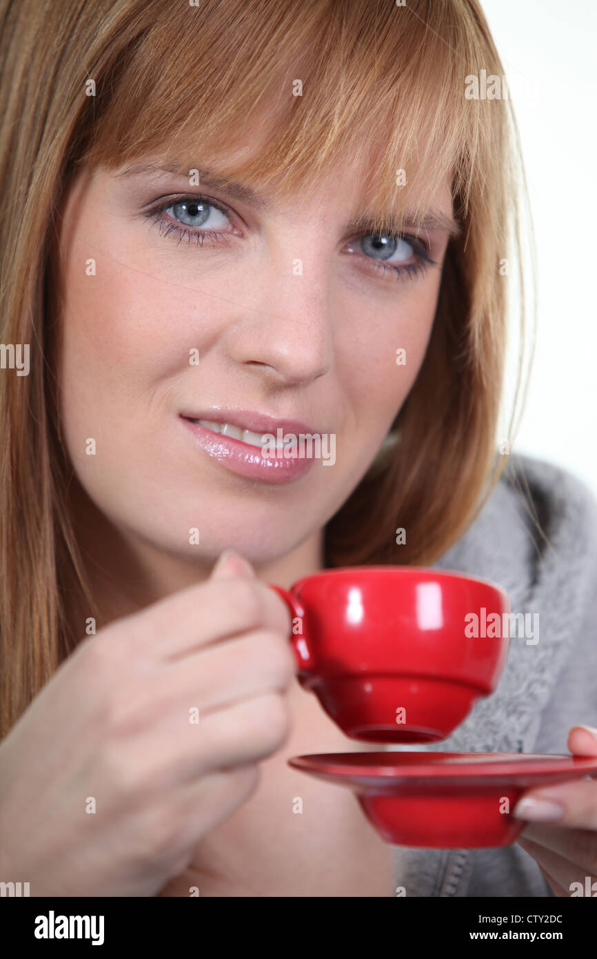 Donna con red tazza da caffè Foto Stock