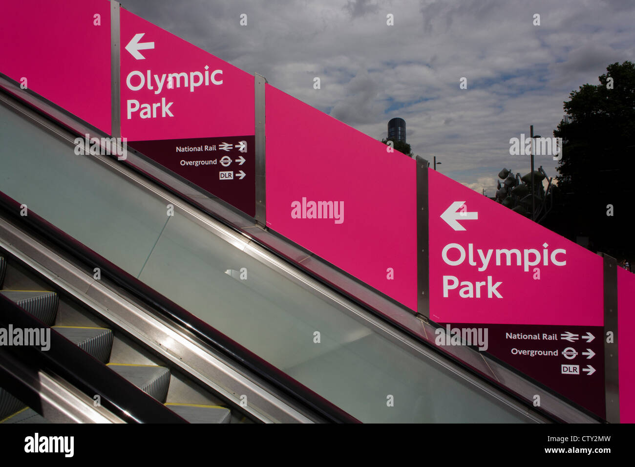 Un paesaggio diagonale di un cartello che indica l'Olympic Park al Westfield Mall, durante le Olimpiadi di Londra 2012. Foto Stock