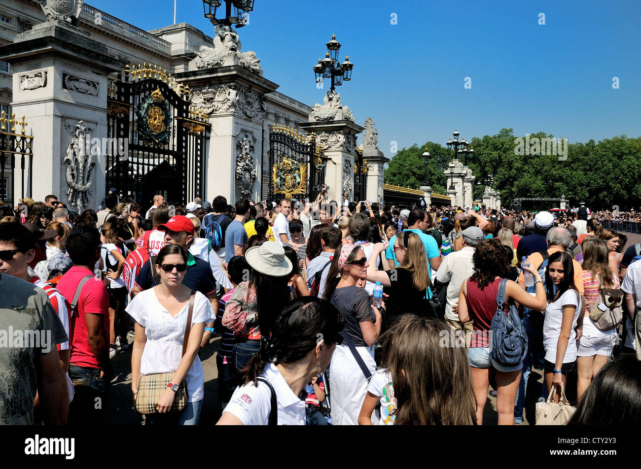 La folla di turisti fuori Buckingham Palace London REGNO UNITO Foto Stock