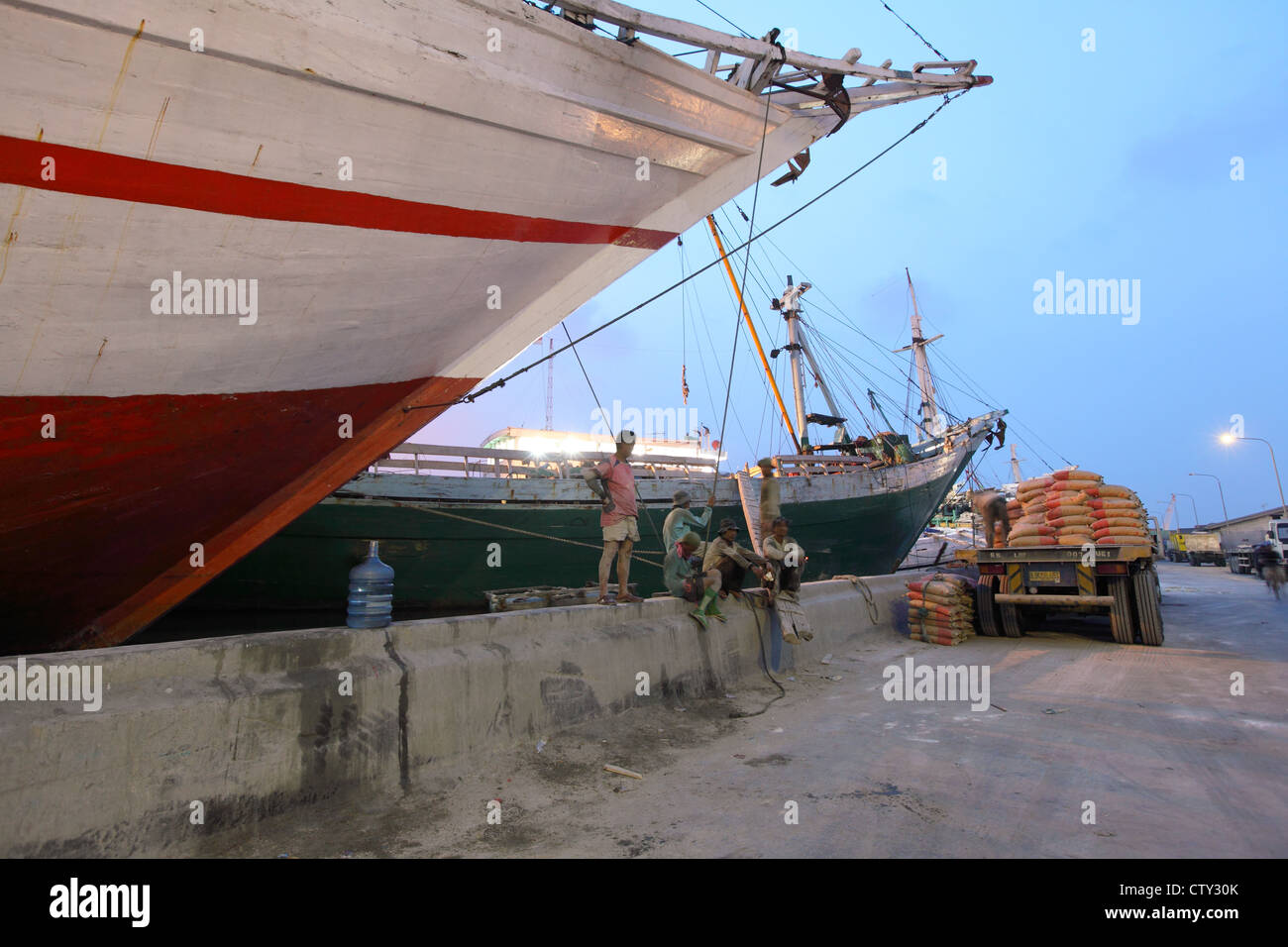 West Java, Indonesia Jakarta, barca nave presso il Porto di Sunda Kelapa, porto, marina Foto Stock