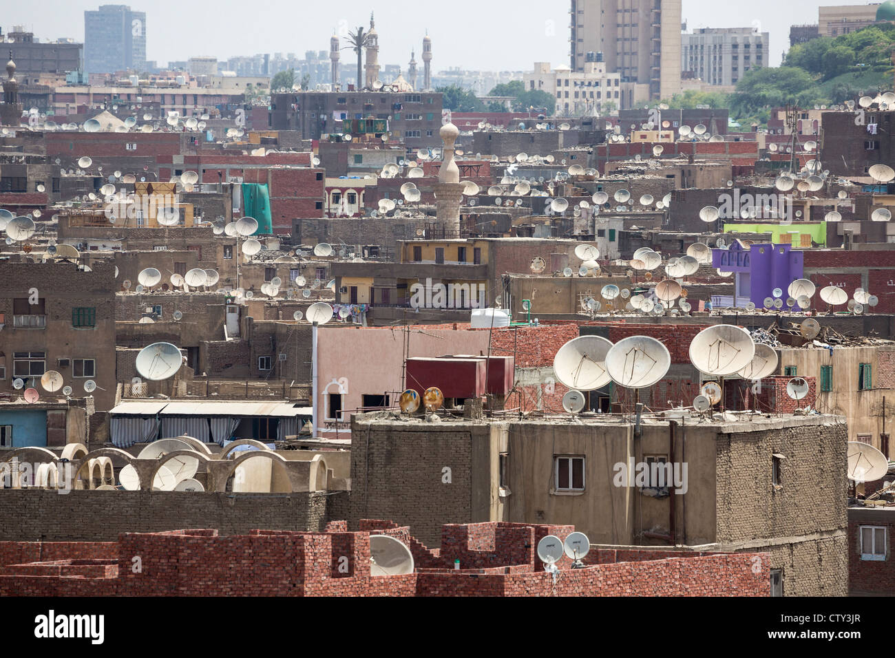 Vista dei tetti di alloggiamento con antenne paraboliche nella vecchia città del Cairo, Egitto Foto Stock