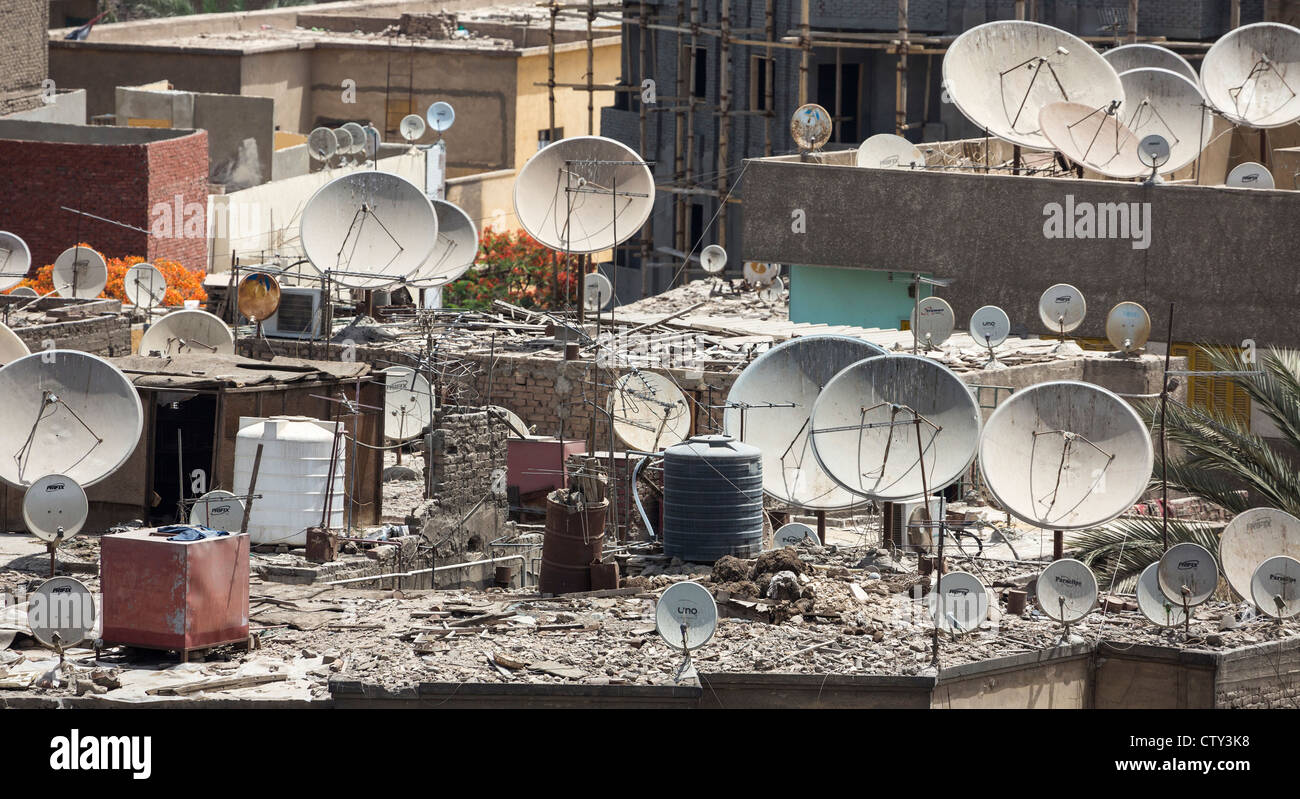 Vista dei tetti di alloggiamento con antenne paraboliche nella vecchia città del Cairo, Egitto Foto Stock