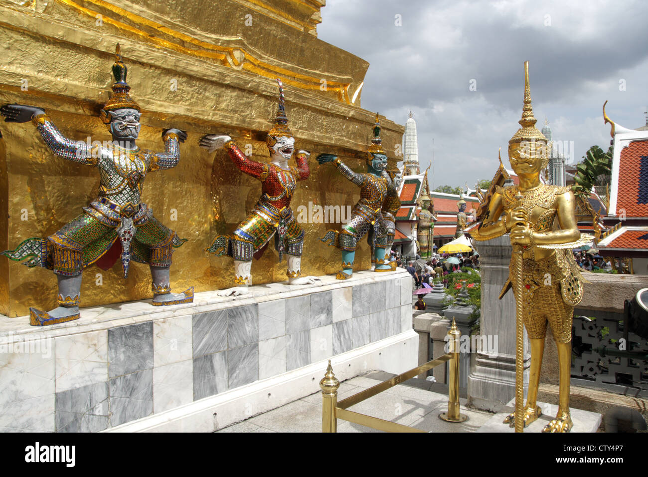 Il demone mitologica figura a guardia del Tempio di grand palace, Bangkok Foto Stock