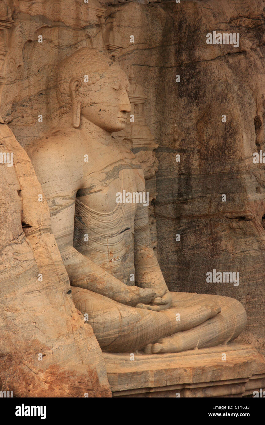 Statua di Buddha scolpita da una roccia, Polonnaruwa, Sri Lanka Foto Stock