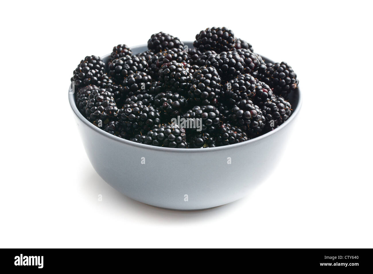 Blackberry frutto nella ciotola su sfondo bianco Foto Stock