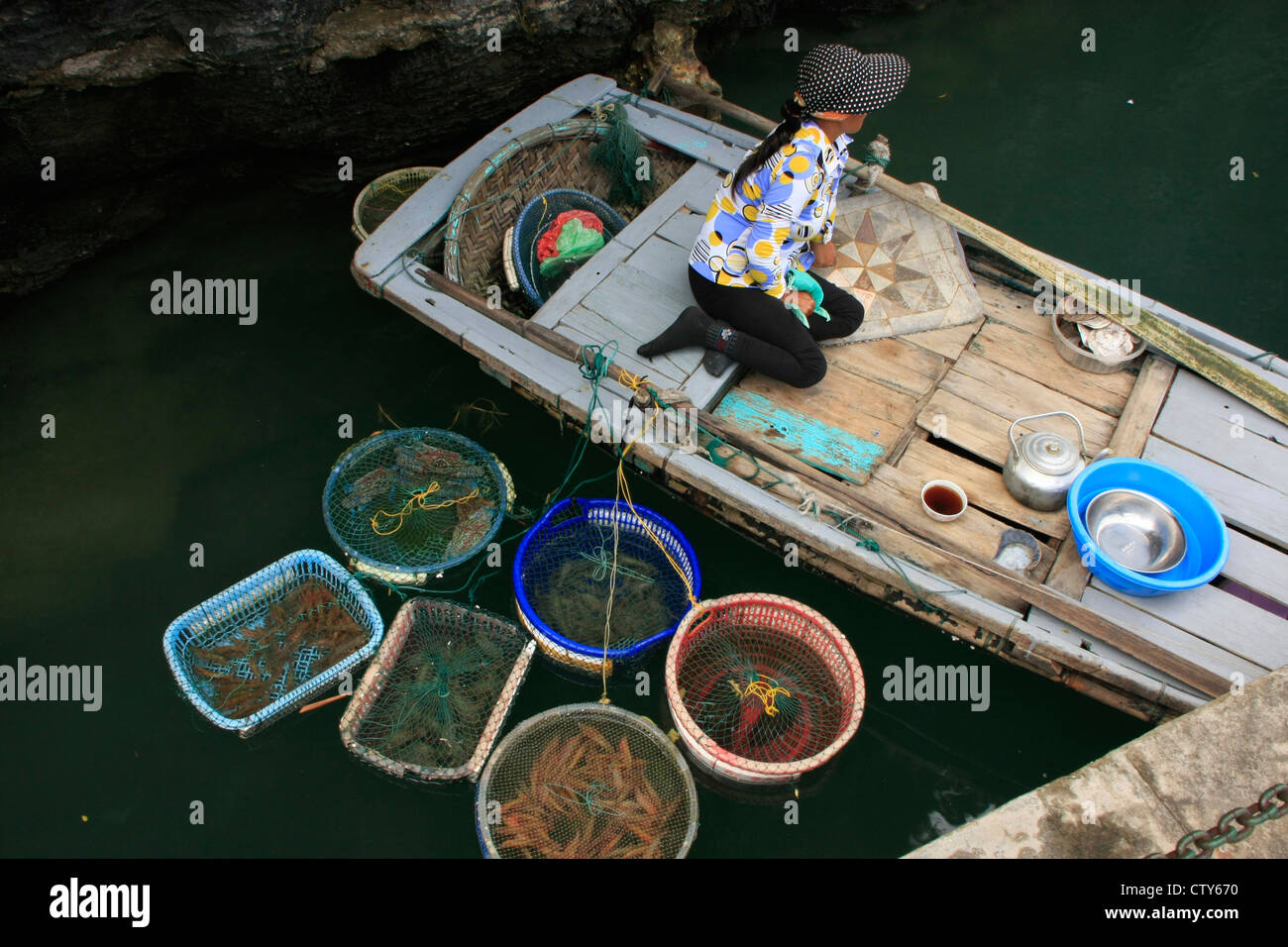 Hawker in una barca di Halong Bay, Vietnam Foto Stock