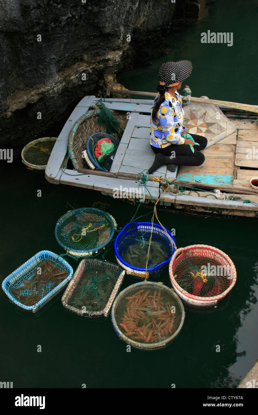 Hawker in una barca di Halong Bay, Vietnam Foto Stock