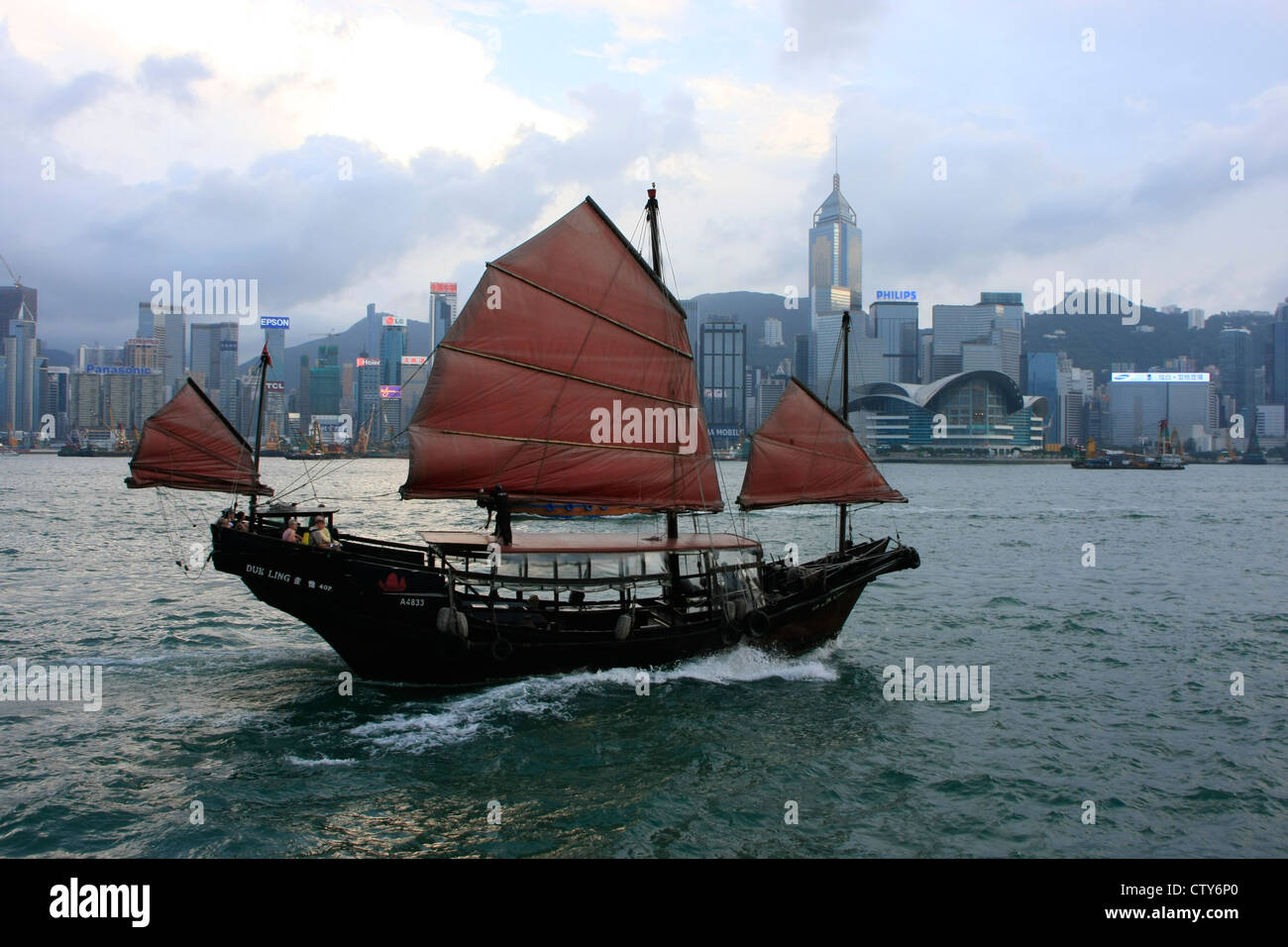 Giunca Cinese barca nel porto di Victoria e di Hong Kong Foto Stock