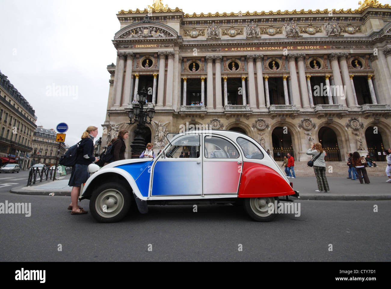 L'Opera, con il classico Citroen di Parigi autentica, Parigi Francia Foto Stock
