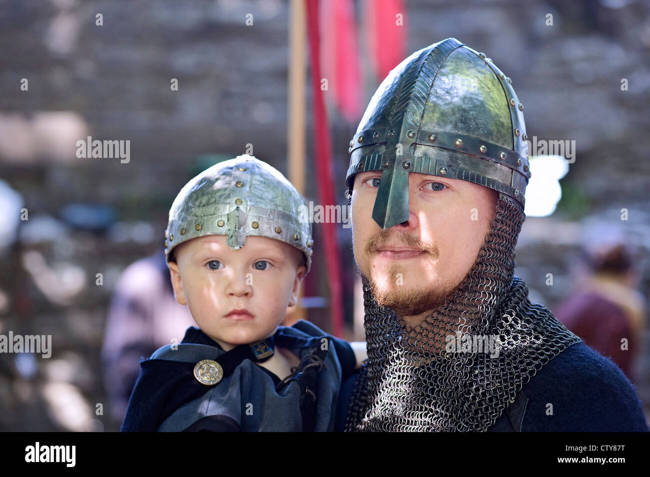 Uomo con maschera medievale a Gotland festival Foto Stock