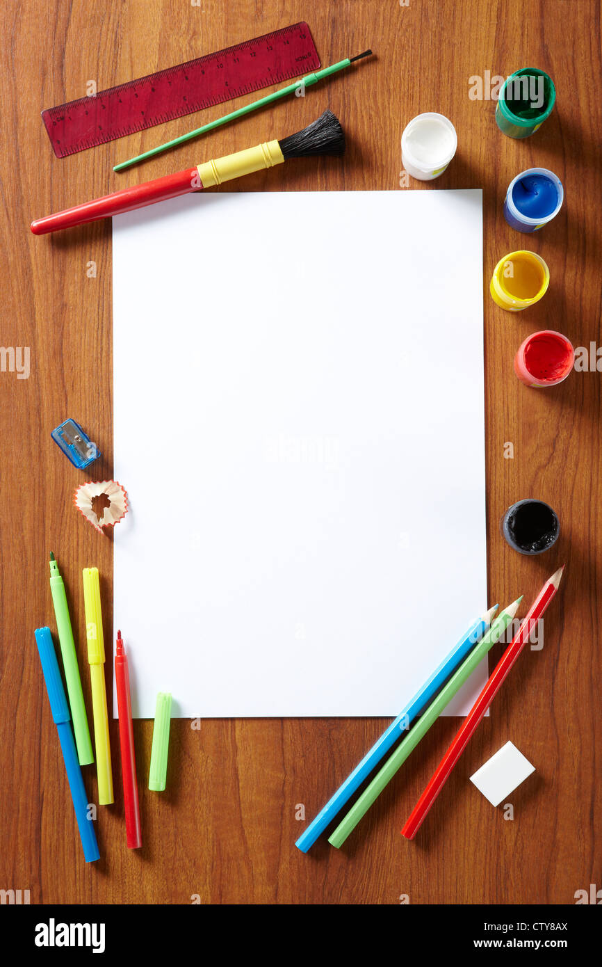 Si torna a scuola gli alunni arte vernici pad Matite e penne di legno sul banco di scuola da sopra Foto Stock
