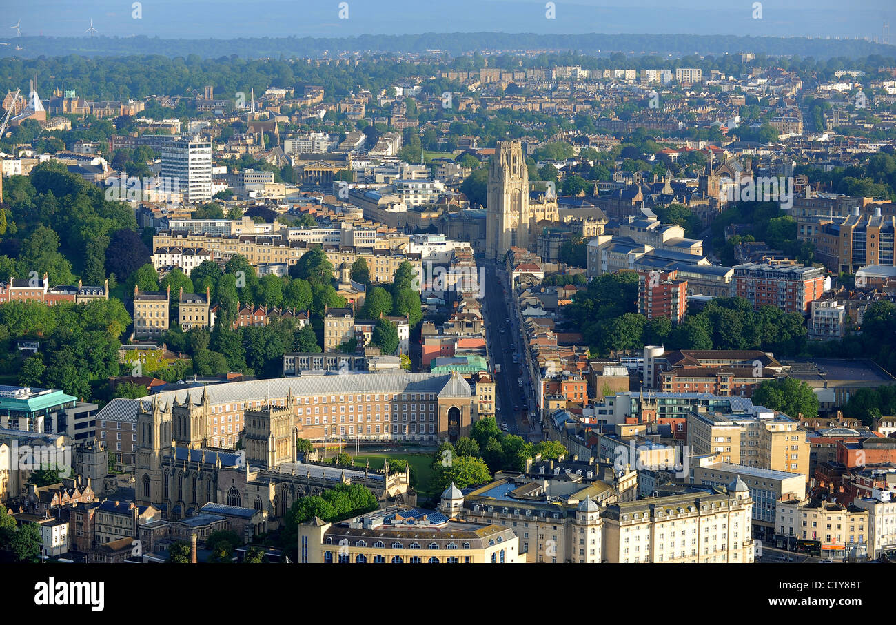 Una fotografia aerea del Wills Memorial Building, il Municipio, la Cattedrale di Bristol e Park Street a Bristol, Regno Unito Foto Stock