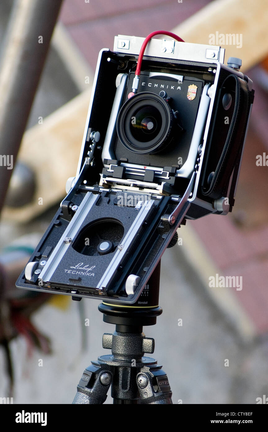 Fotografo utilizzando una Linhof Technika 4x5 Fotocamera di campo, Hong Kong, Cina. Foto Stock