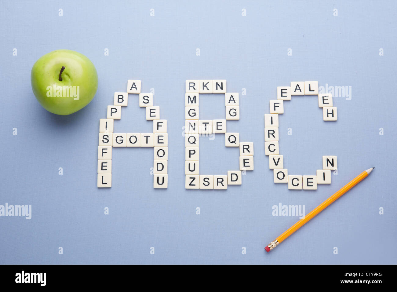 Alfabeto ABC blocchi con un apple e matita Foto Stock