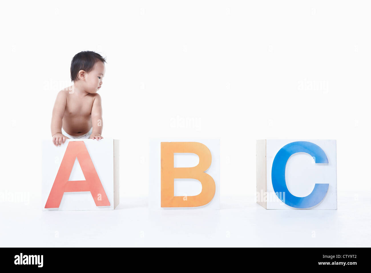 Un bambino nelle caselle ABC Foto Stock