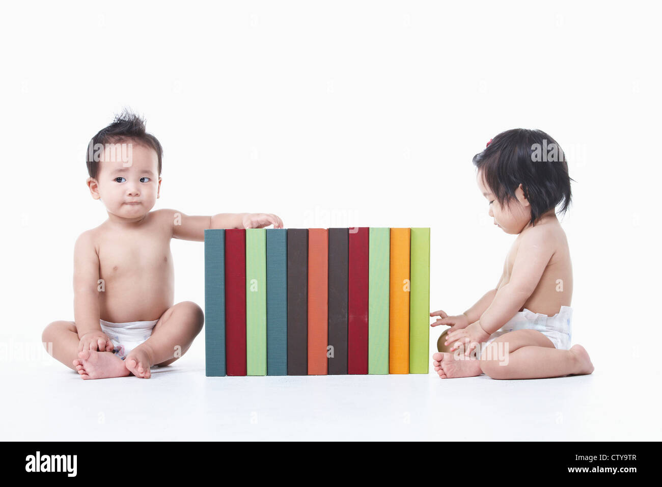 I bambini seduti intorno i libri Foto Stock