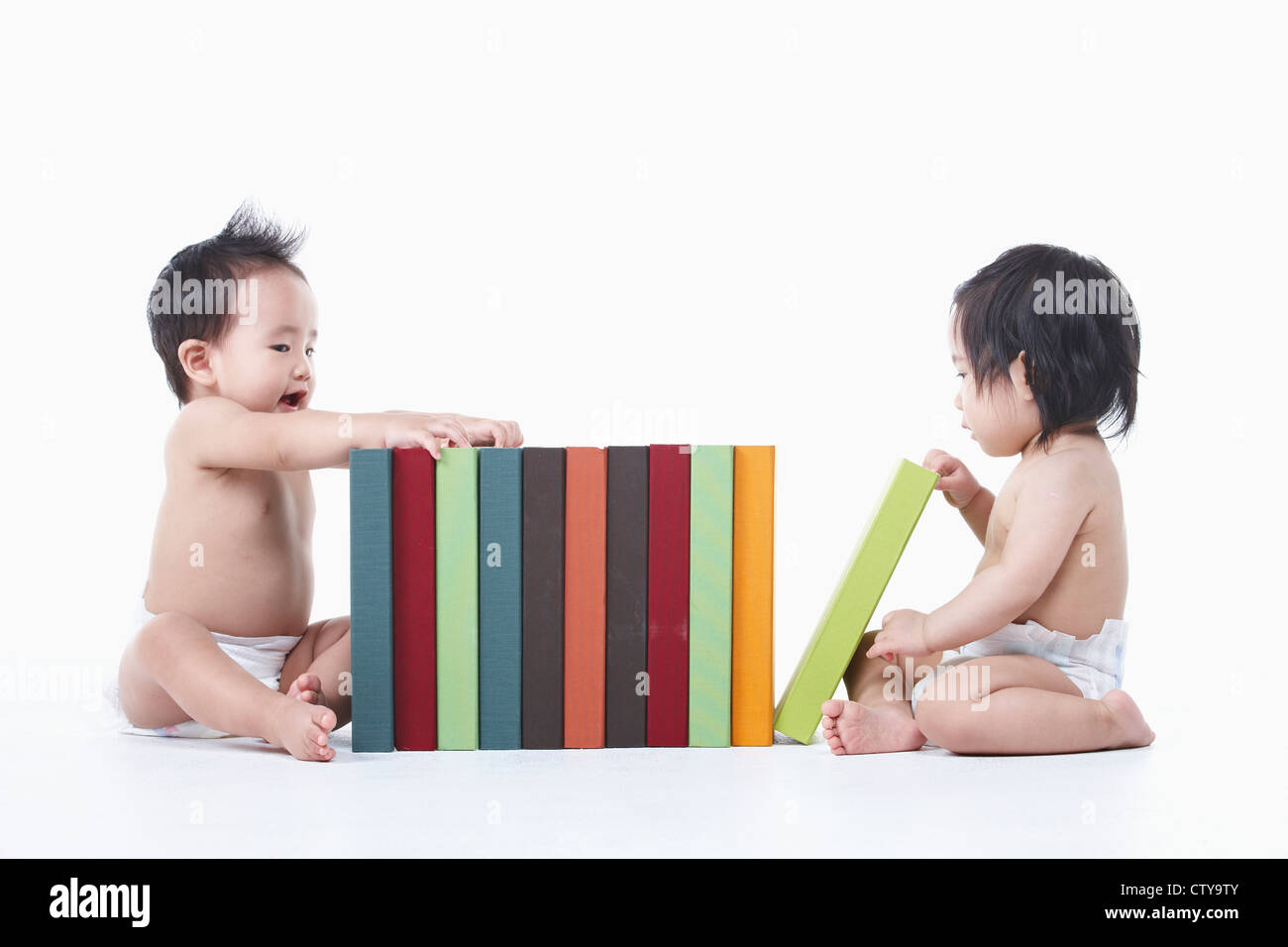 I bambini seduti intorno i libri Foto Stock
