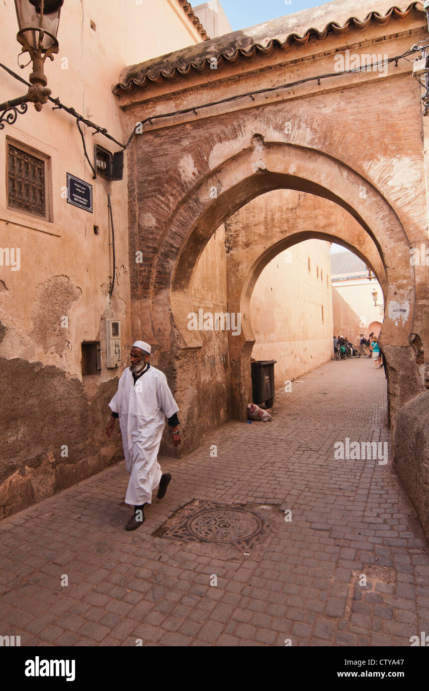 Strade di ciottoli, passaggi stretti e architettura tradizionale nell'antica medina di Marrakech, Marocco Foto Stock