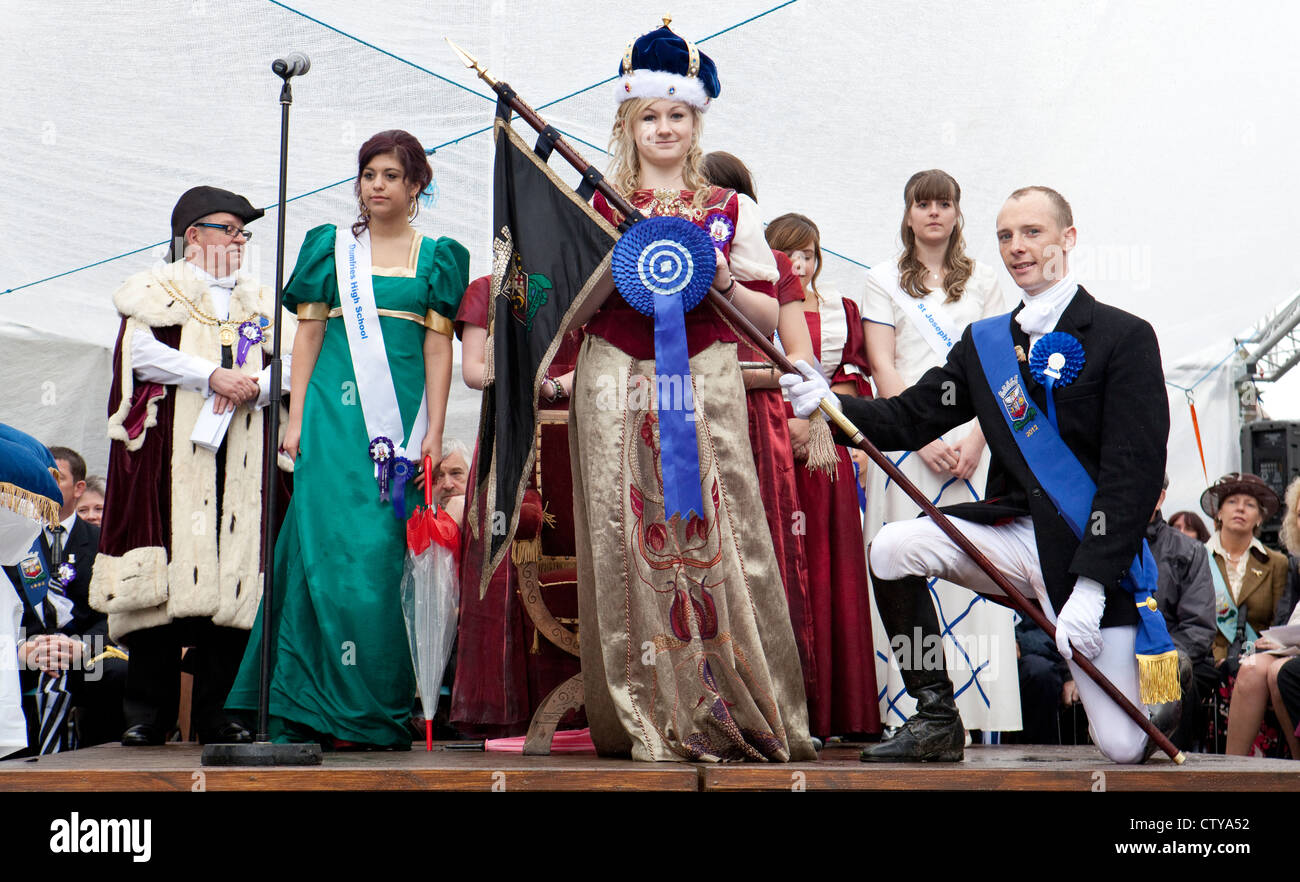 Guid Nychburris 2012 Dumfries, Charter e Incoronazione di 2012 regina del sud Regina alla metà Steeple Dumfries. Foto Stock