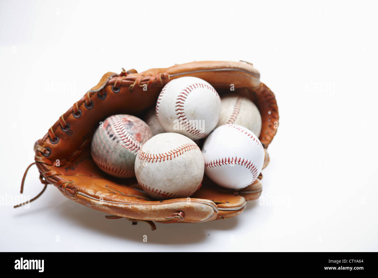 Baseballs in un guanto Foto Stock
