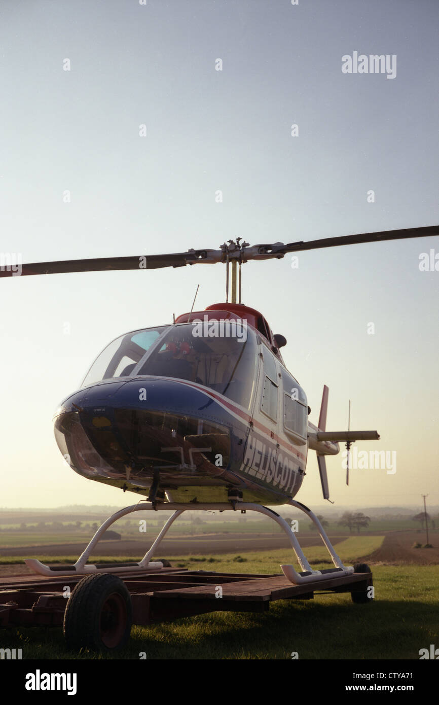 Bell Jet Ranger elicottero, precedentemente di proprietà di Peter Scott, uno in cui Alan Titchmarsh scampato alla morte e lesioni quando si è schiantato nel maggio 2003 Foto Stock