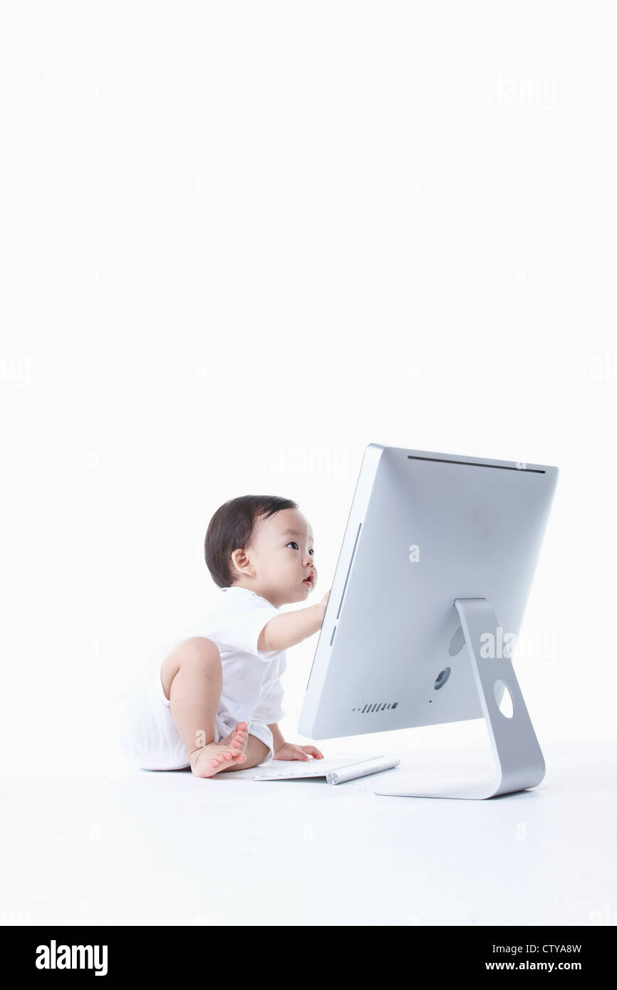 Un bambino di toccare sul monitor Foto Stock