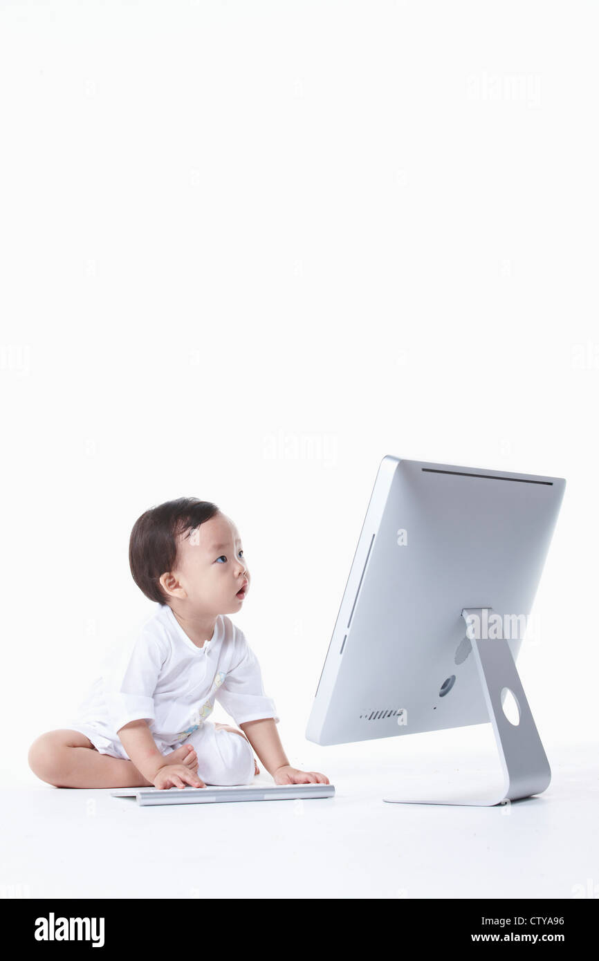 Un bambino di toccare sulla tastiera Foto Stock