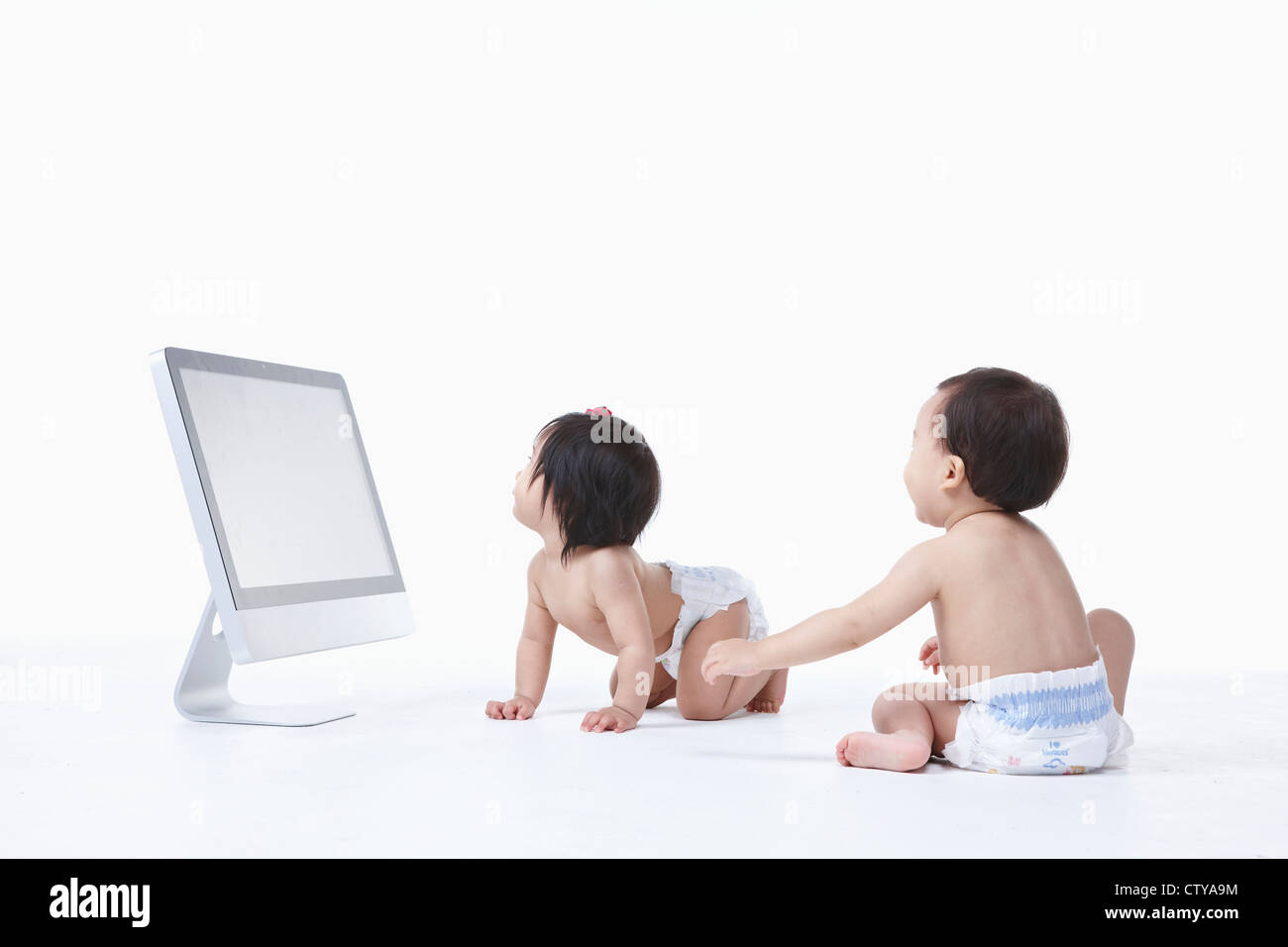I bambini intorno al monitor Foto Stock