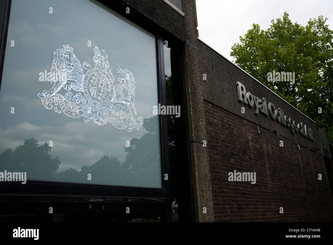 Motivo reale / crest / Insignia / herald / segno sopra la parte anteriore della porta di ingresso del Royal College of Art, Kensington Gore, London REGNO UNITO Foto Stock