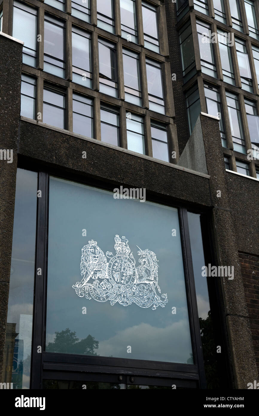 Motivo reale / crest / Insignia / herald / segno sopra la parte anteriore della porta di ingresso del Royal College of Art, Kensington Gore, London REGNO UNITO Foto Stock