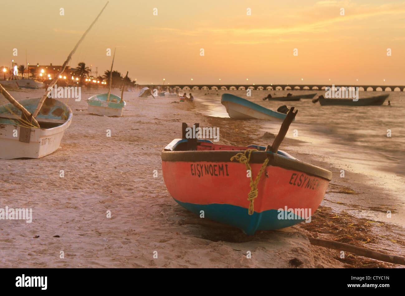 Arancione tramonto sulla spiaggia e molo di Progreso, Yucatan, Messico. La vibrante glow in colori caldi. Foto Stock