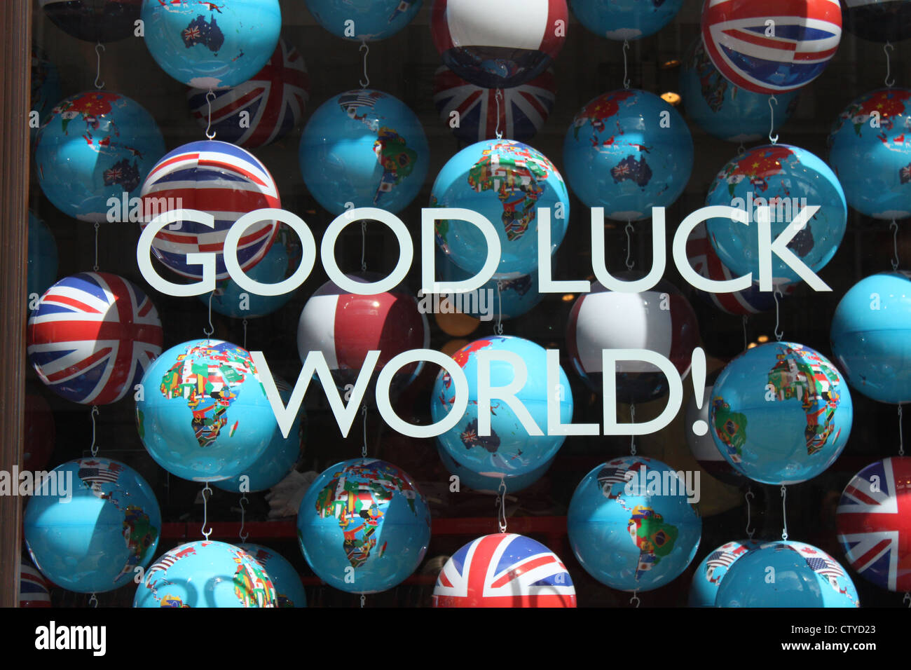 Buona fortuna messaggio mondiale con i globi e unione dei martinetti Foto Stock