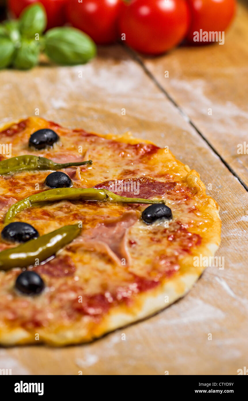 Pizza sul pannello di legno Foto Stock