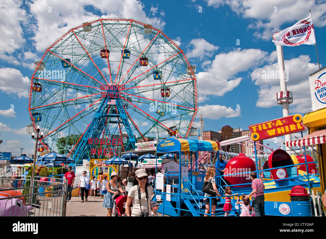 Deno il Wonder Wheel parco dei divertimenti di Coney Island Luna Beach Boardwalk Brooklyn New York Foto Stock