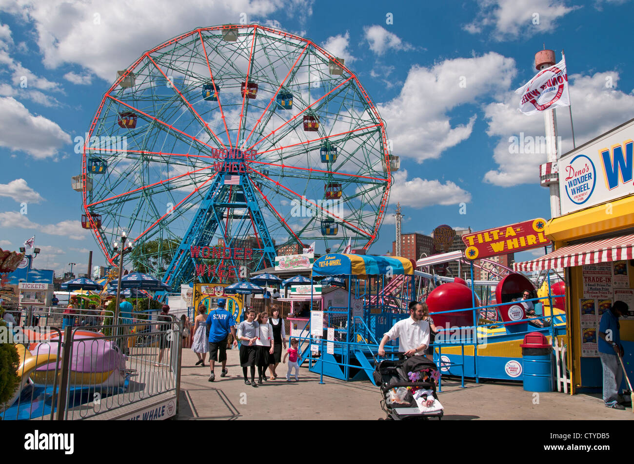 Deno il Wonder Wheel parco dei divertimenti di Coney Island Luna Beach Boardwalk Brooklyn New York Foto Stock