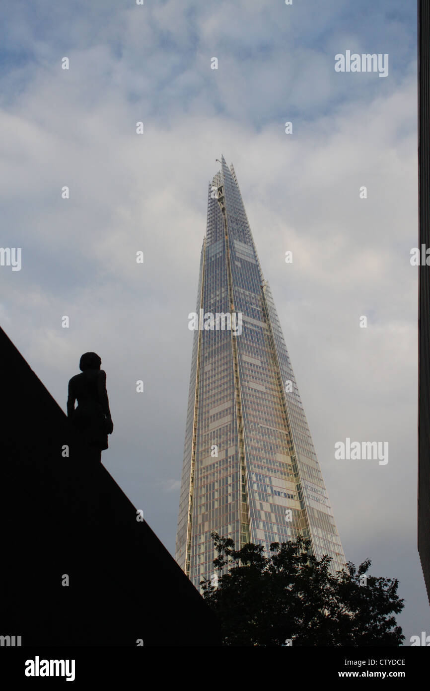 Shard contrastato contro la statua femminile Foto Stock