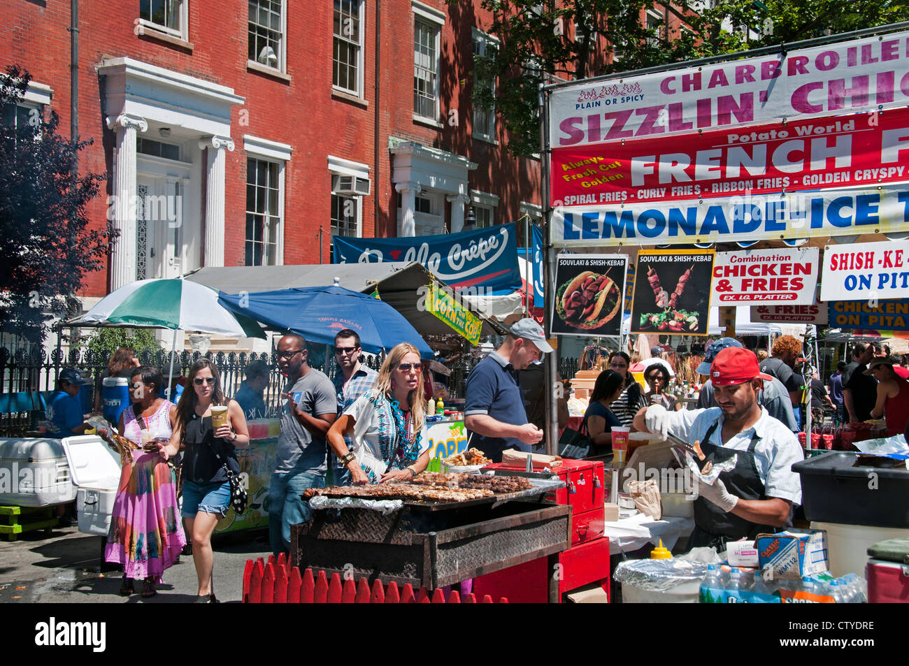 Week-end Street Market di carne alla brace salsicce spareribs West Village Washington Square North Greenwich ( ) Manhattan New York Foto Stock
