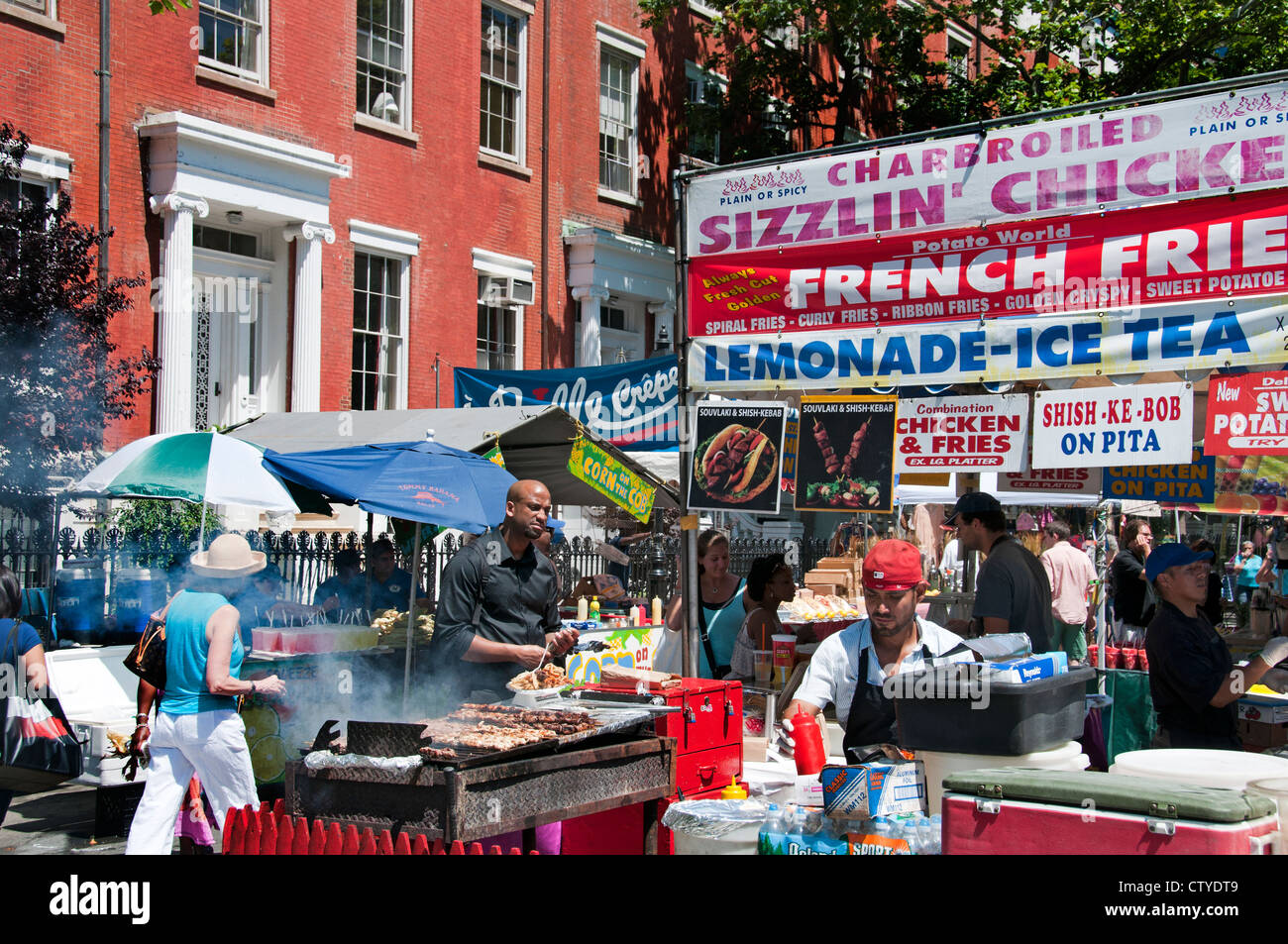 Week-end Street Market di carne alla brace salsicce spareribs West Village Washington Square North Greenwich ( ) Manhattan New York Foto Stock