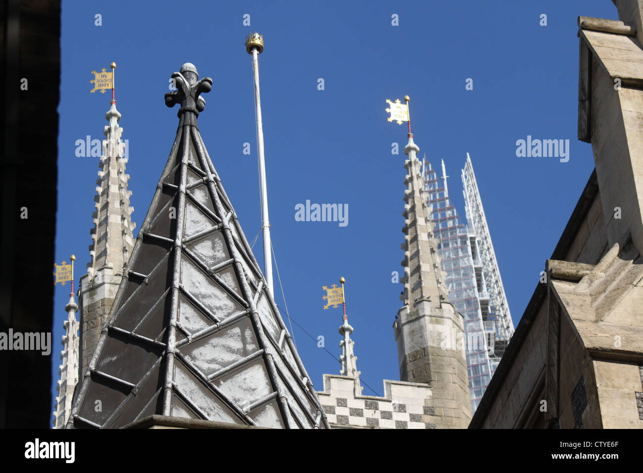 Le torri della Cattedrale di Southwark con Shard in background Foto Stock