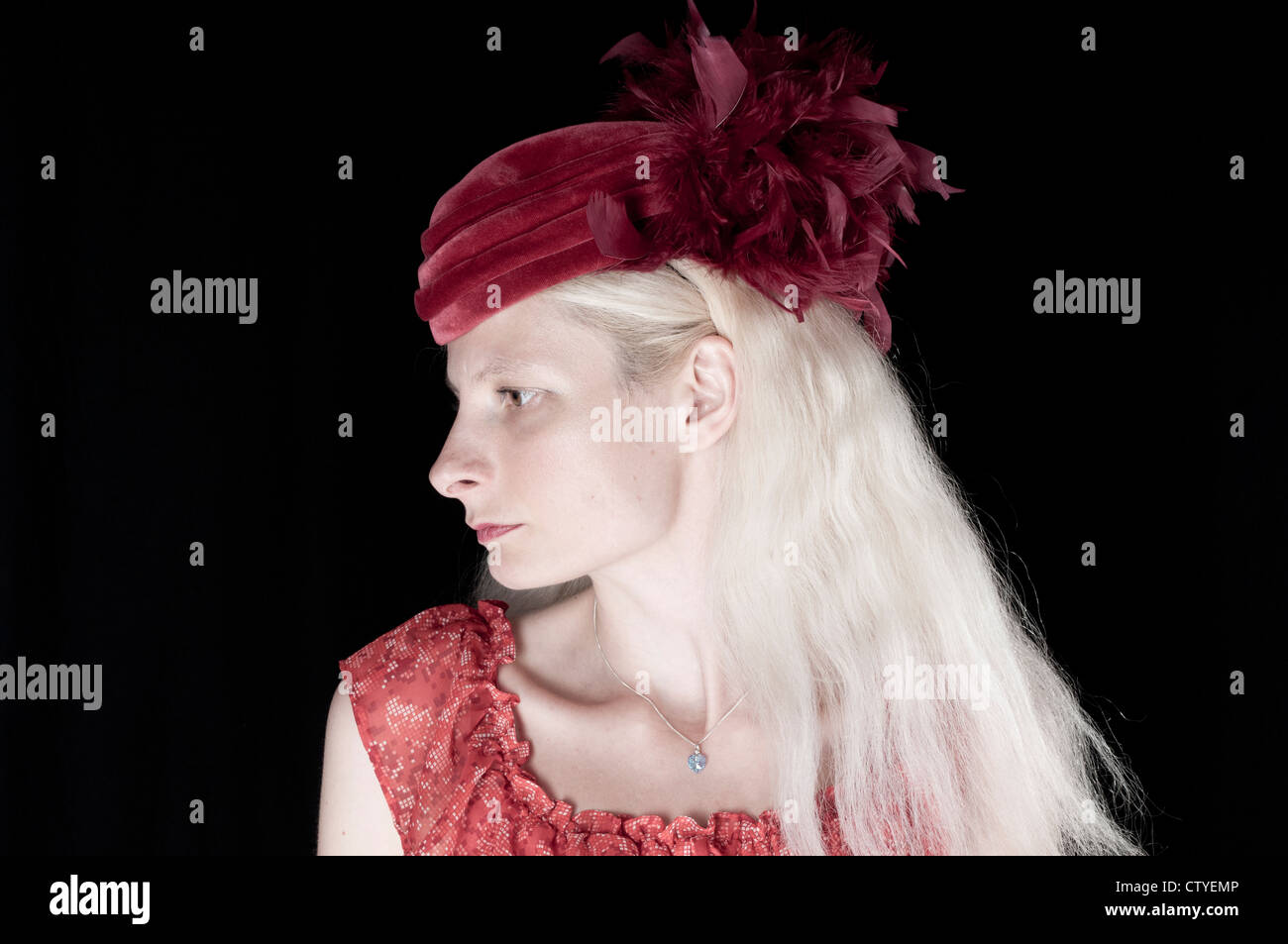 Ritratto di una giovane donna con cappello di piume Foto Stock