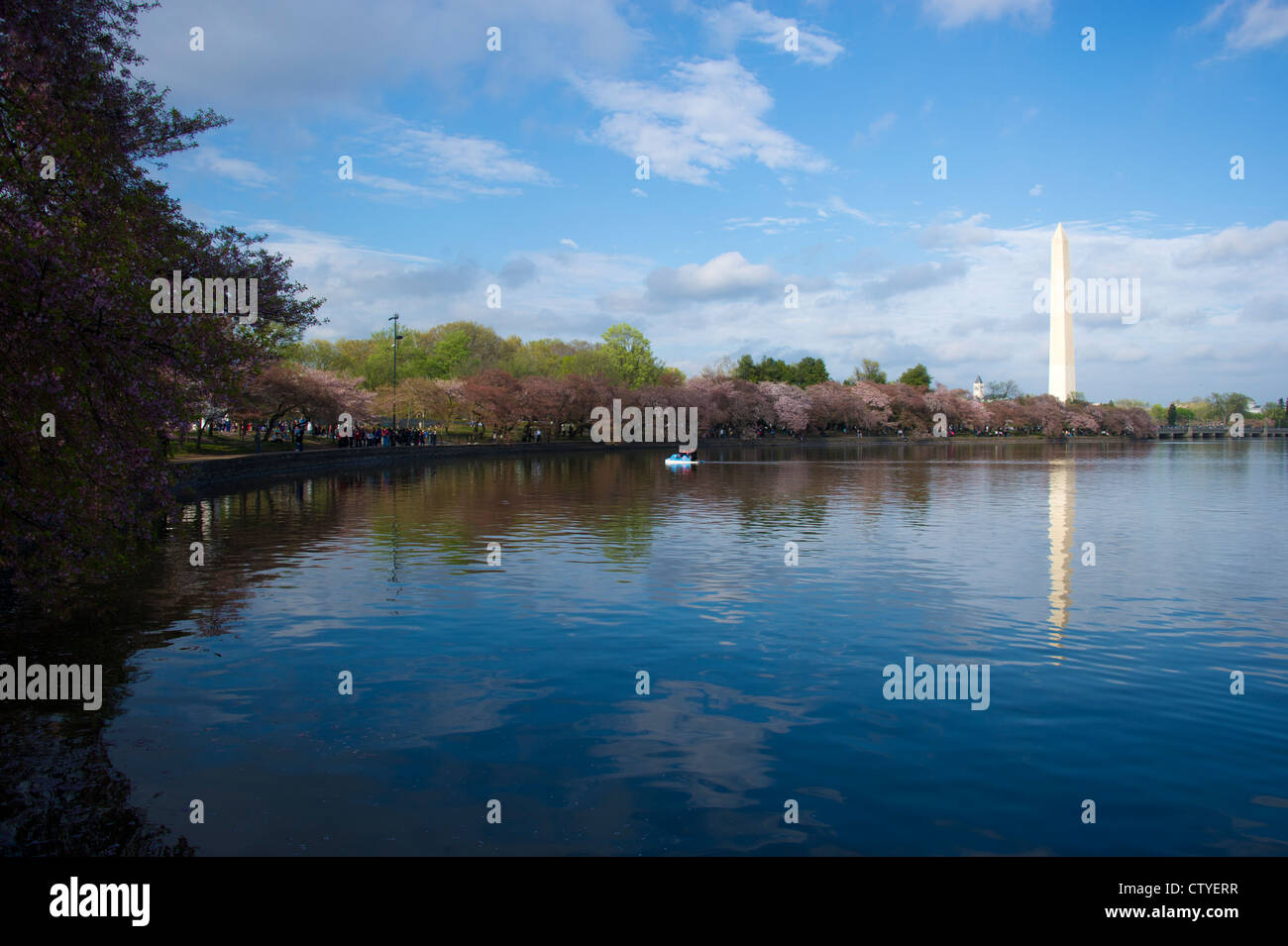 Washington Memorial oltre il bacino di marea a Washington DC Foto Stock