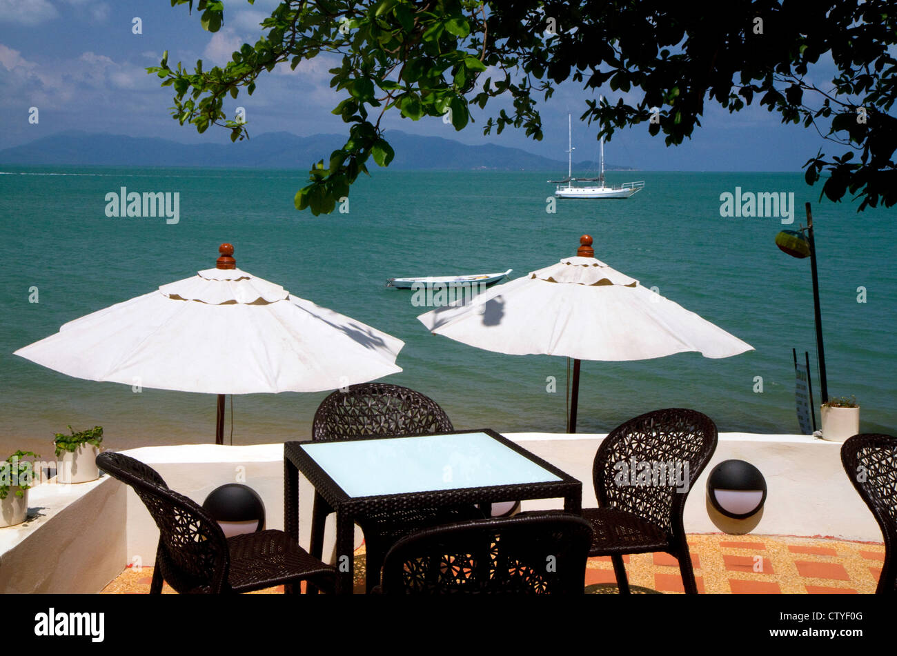 Vista del Golfo di Thailandia da un coffee shop patio sull isola di Ko Samui, Thailandia. Foto Stock