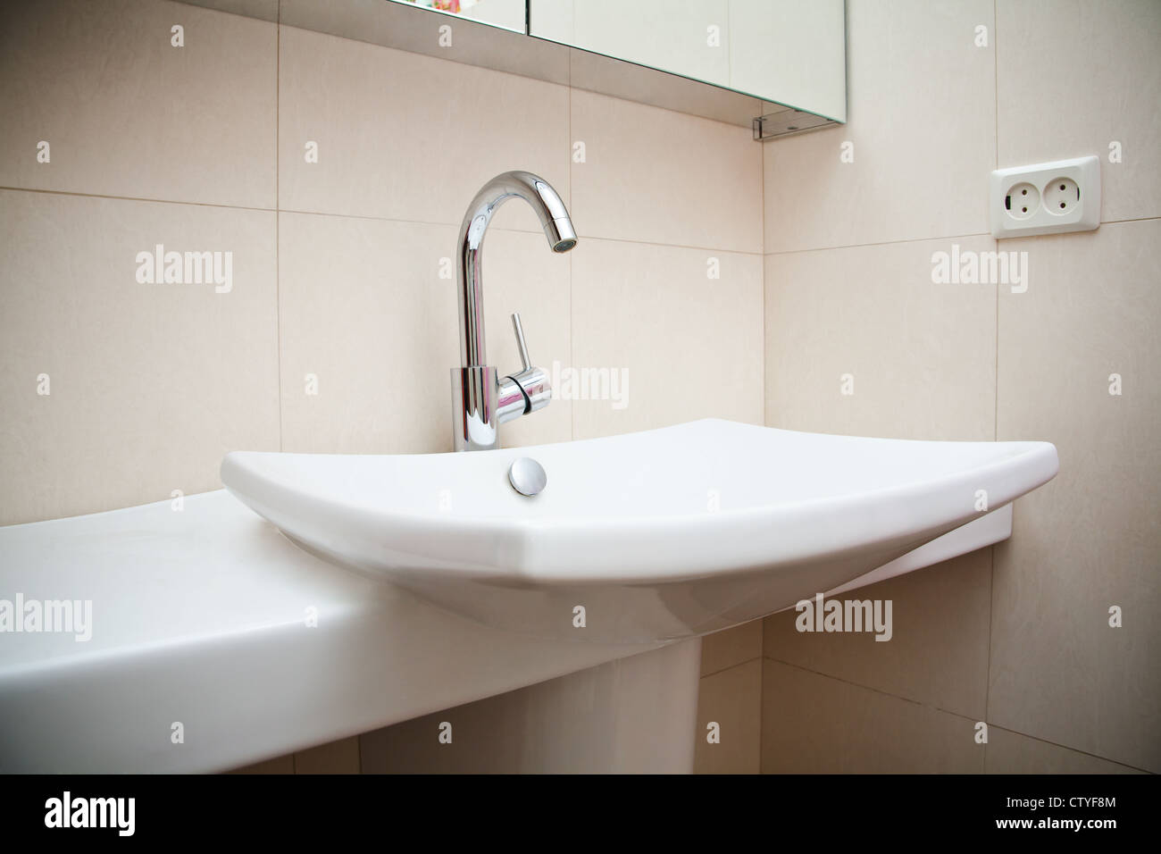 Bagno moderno lavabo in ceramica bianca Foto Stock