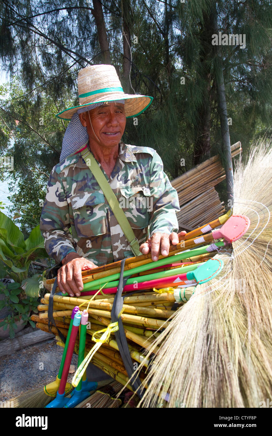 I venditori ambulanti vendono erba essiccata scope sull isola di Ko Samui, Thailandia. Foto Stock