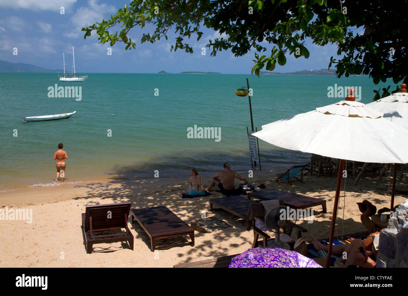 Vista del Golfo di Thailandia da un coffee shop patio sull isola di Ko Samui, Thailandia. Foto Stock